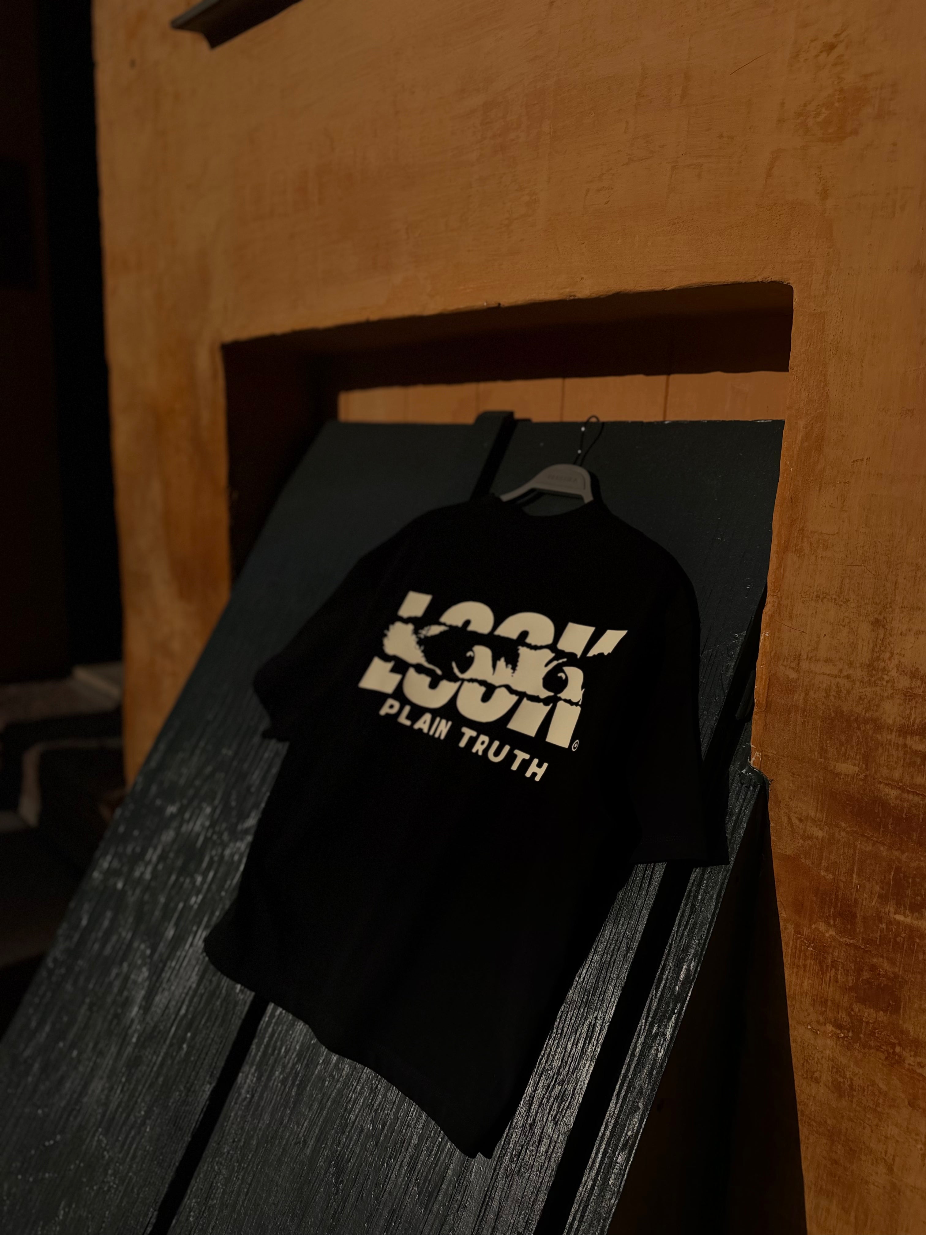 BLACK "LOOK" TEE